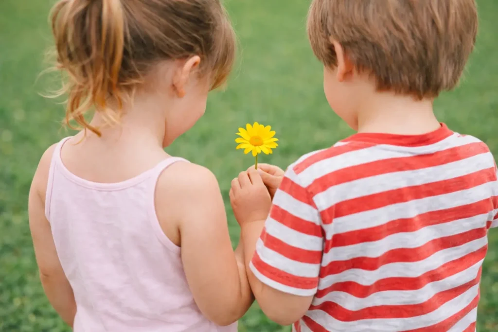 Niños aprendiendo a identificar y gestionar emociones con apoyo de adultos en un entorno familiar o educativo